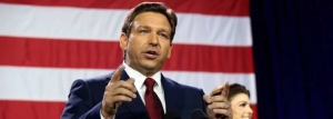 DONALD TRUMP'S MAIN RIVAL   AT THE REPUBLICAN PRIMARIES FOR 2024 ELECTION DE SANTIS LAUNCH CAMPAIGN AMID HITCHES.